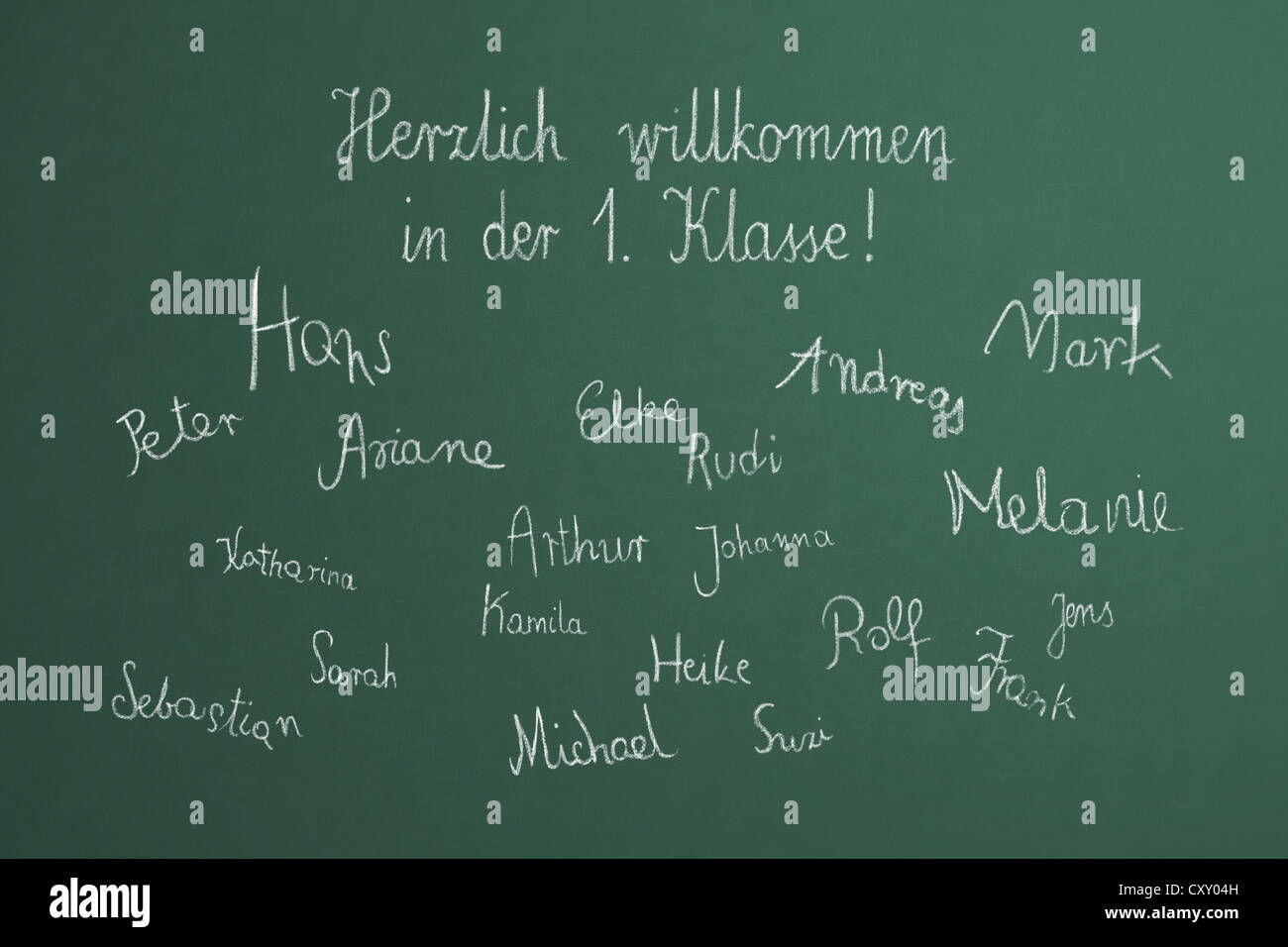Tableau noir de l'école avec le message, Herzlich willkommen in der 1. Klasse, Allemand pour Bienvenue à 1ère classe, et noms des enfants Banque D'Images
