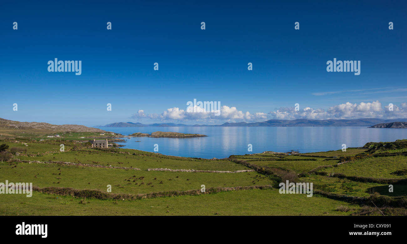 L'Anneau du Kerry, vue sur la mer d'Irlande vu de Coomatloukane, comté de Kerry, Irlande, Europe Banque D'Images