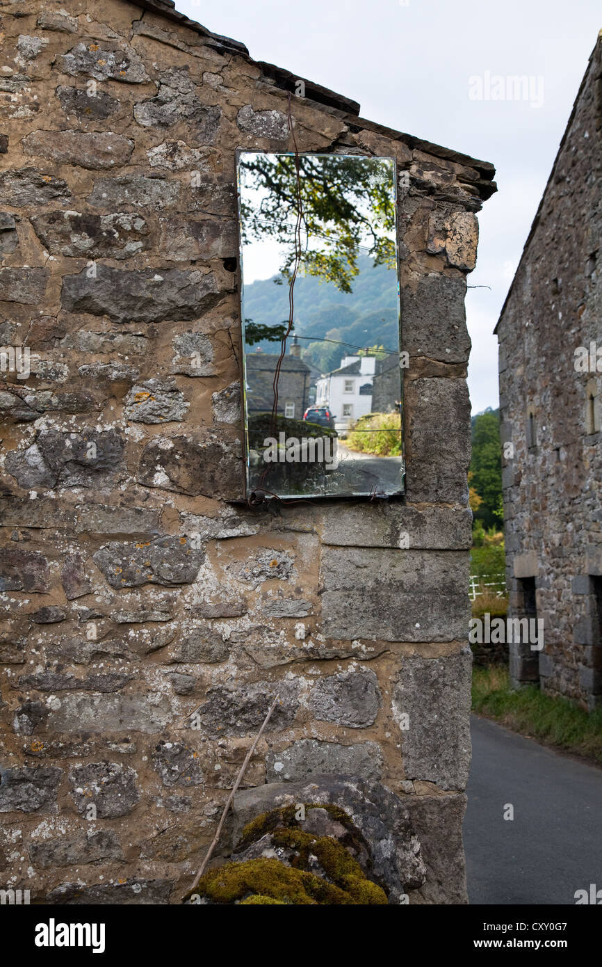 Dans Starbutton miroir sortie allée près de Kettlewell dans le Nord du Yorkshire, UK Banque D'Images