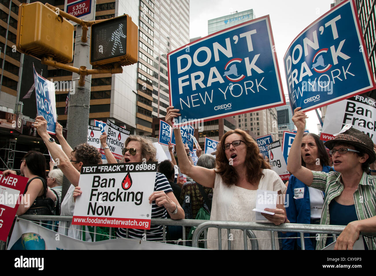 Une manifestation de protestation contre la fracturation hydraulique Manhattan pour le gaz naturel à New York en dehors de NY gouverneur Cuomo's hotel. Banque D'Images