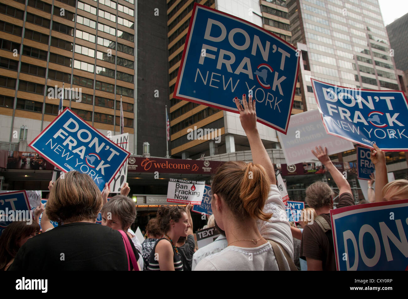 Une manifestation de protestation contre la fracturation hydraulique Manhattan pour le gaz naturel à New York en dehors de NY gouverneur Cuomo's hotel. Banque D'Images