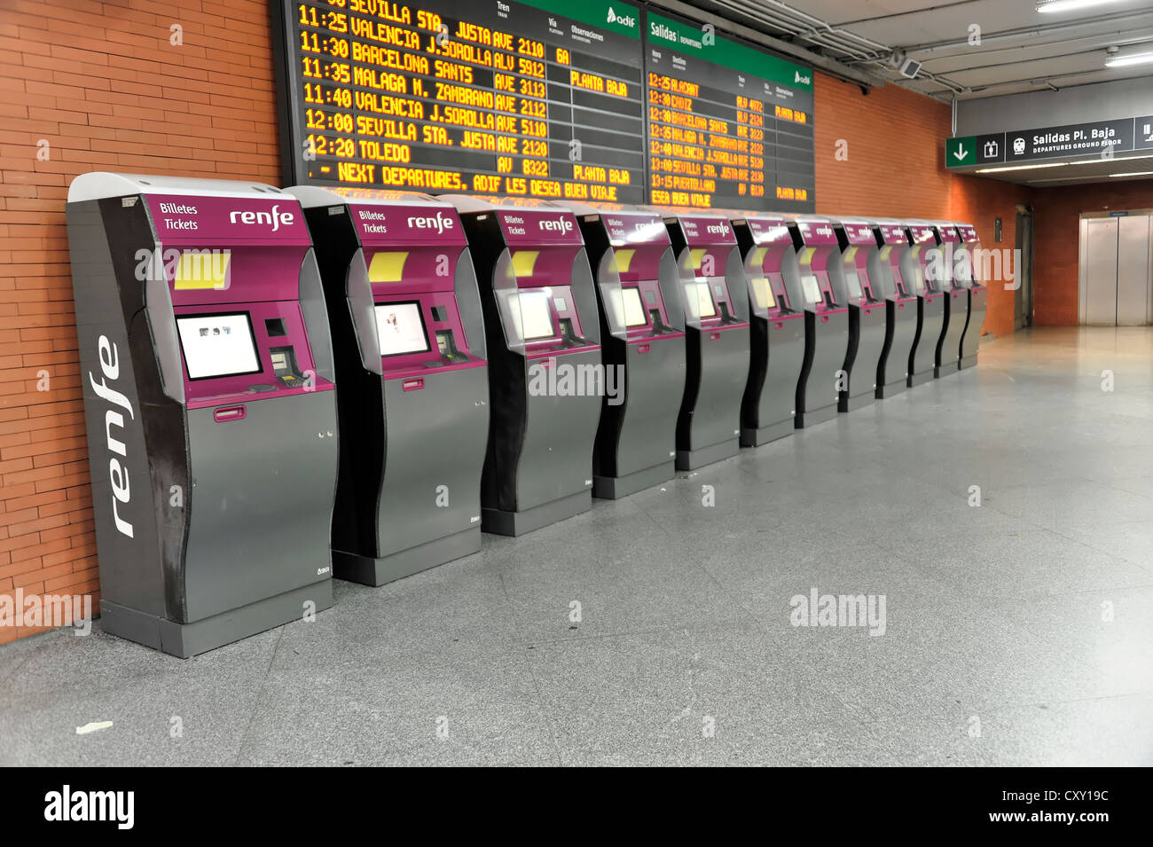 Les distributeurs de billets, la gare d'Atocha, Madrid, Spain, Europe Photo  Stock - Alamy
