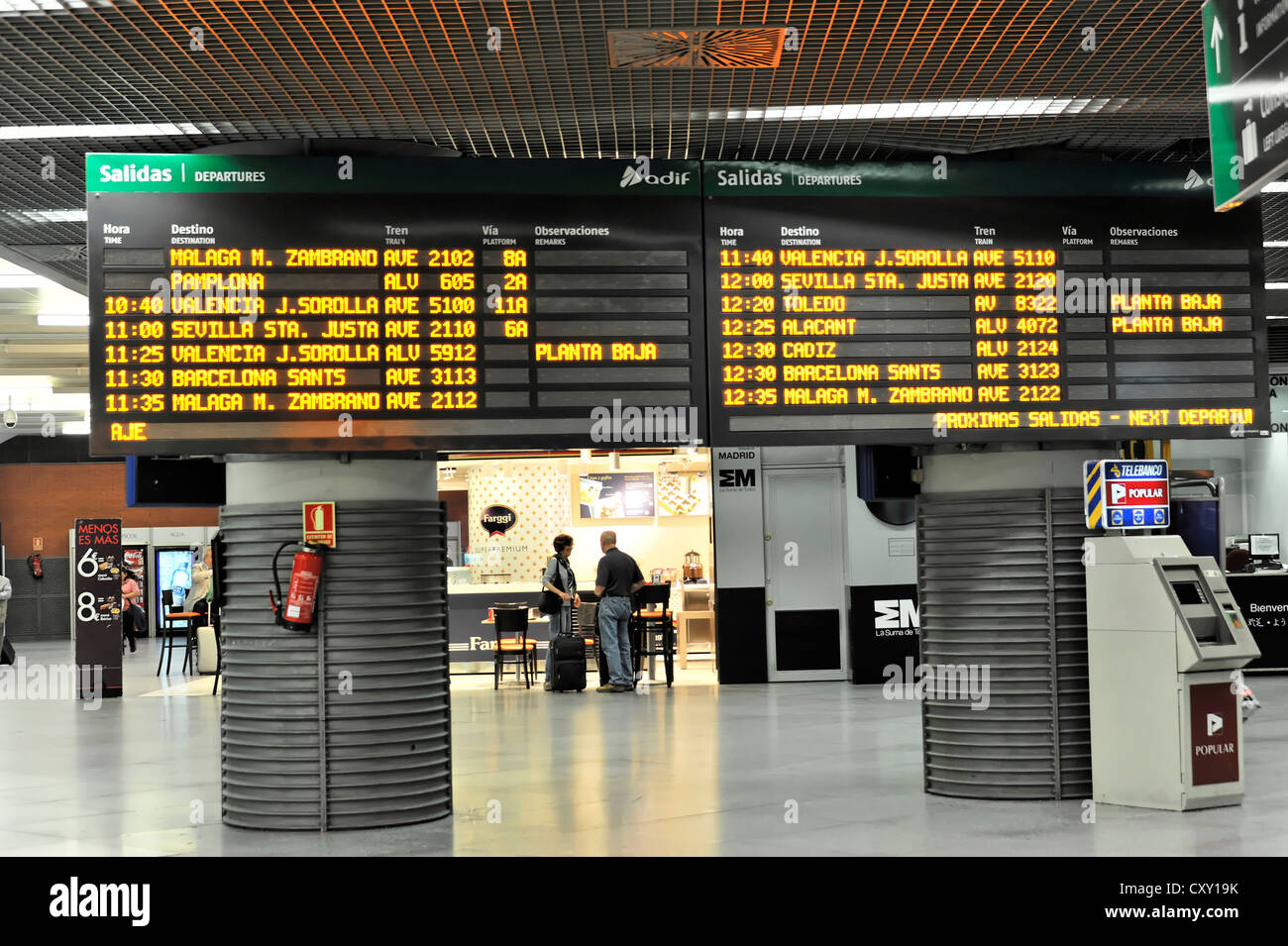 Panneau d'affichage, la gare d'Atocha, Madrid, Spain, Europe Banque D'Images