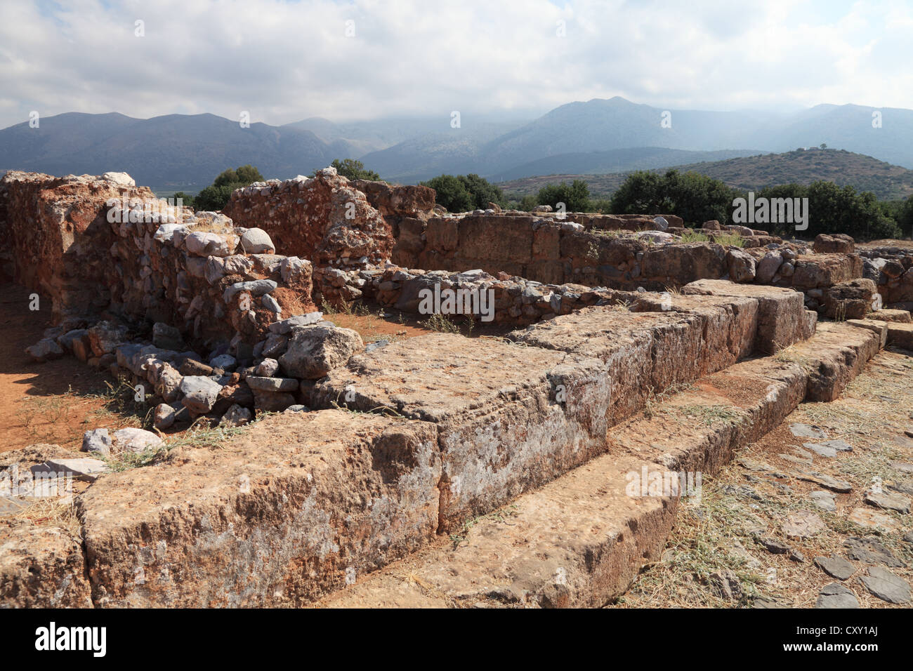 Les vestiges archéologiques de la Ville et Palais Minoen de Malia avec montagnes en arrière-plan de Crète, Grèce Banque D'Images