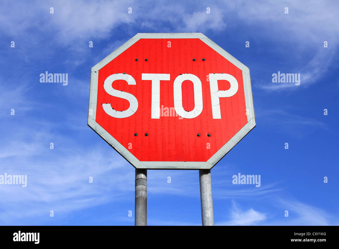 Panneau d'arrêt de la circulation contre le ciel bleu avec quelques nuages Banque D'Images