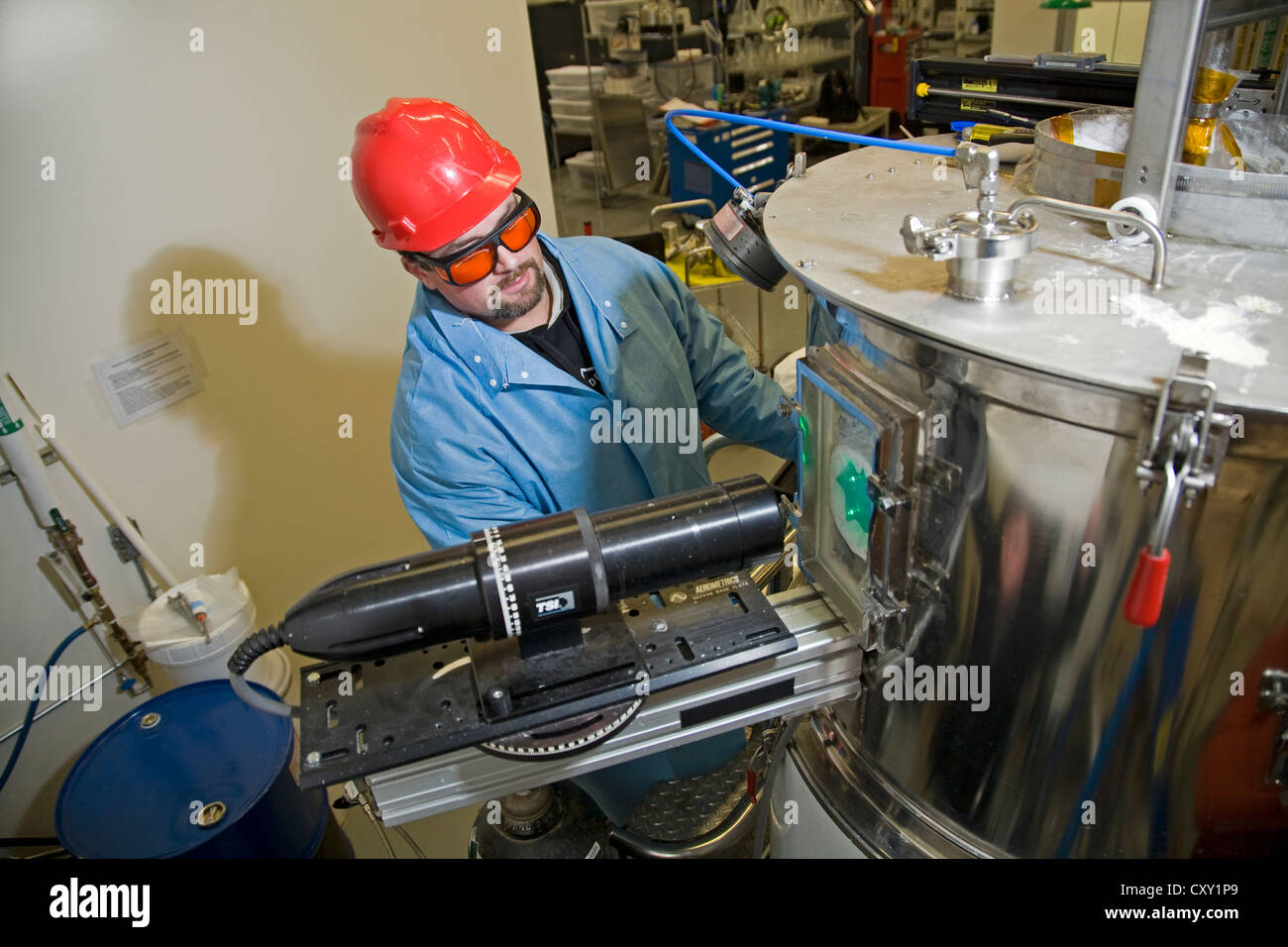 Un chimiste vêtu de vêtements de sécurité travaille dans la recherche à un à un laboratoire de recherche mondial dans le Banque D'Images