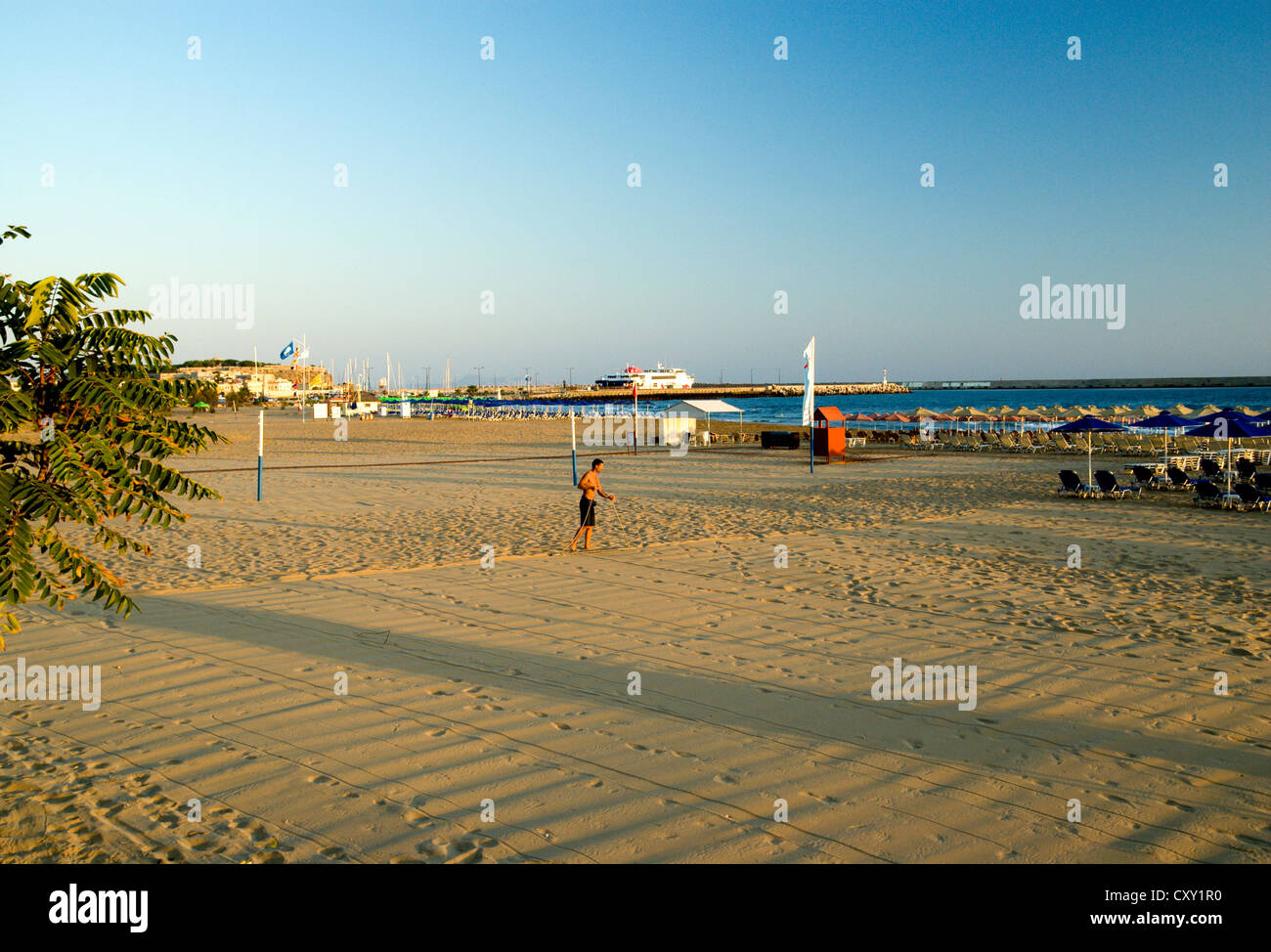 Le lissage de l'homme de sable de volley-ball de plage de Rethymnon Crète Grèce Banque D'Images