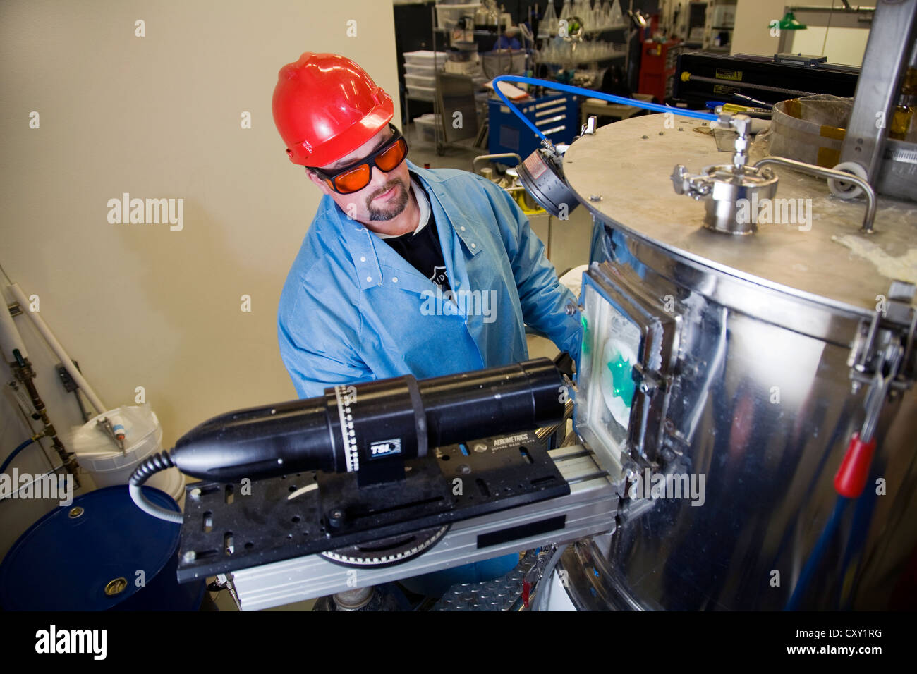 Un chimiste vêtu de vêtements de sécurité travaille dans la recherche à un à un laboratoire de recherche mondial dans le Banque D'Images