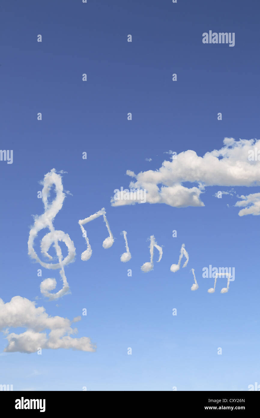 Ciel bleu, nuages en forme de notes de musique et une clé, illustration Banque D'Images