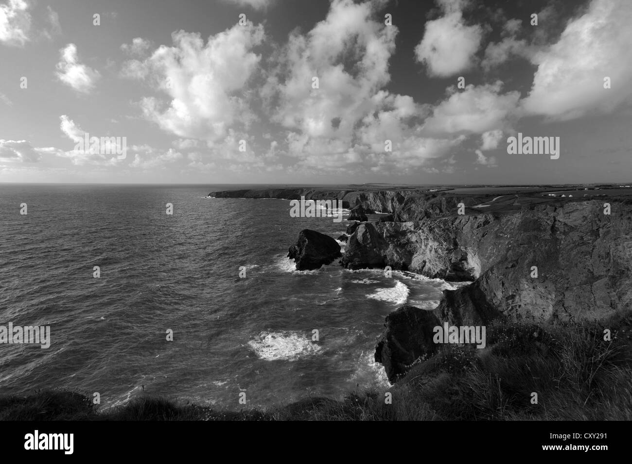 Image en noir et blanc de Bedruthan Steps sea stacks, Carnewas, de l'île Cornwall County ; Angleterre ; UK Banque D'Images