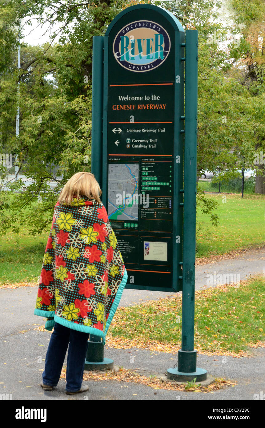 Femme à la recherche de la voie navigable de la Genesee à signer à Rochester New York. Banque D'Images