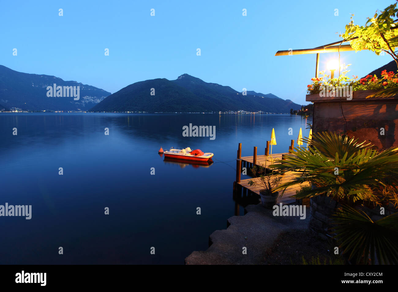 Nuit paysage lac de Lugano Banque D'Images