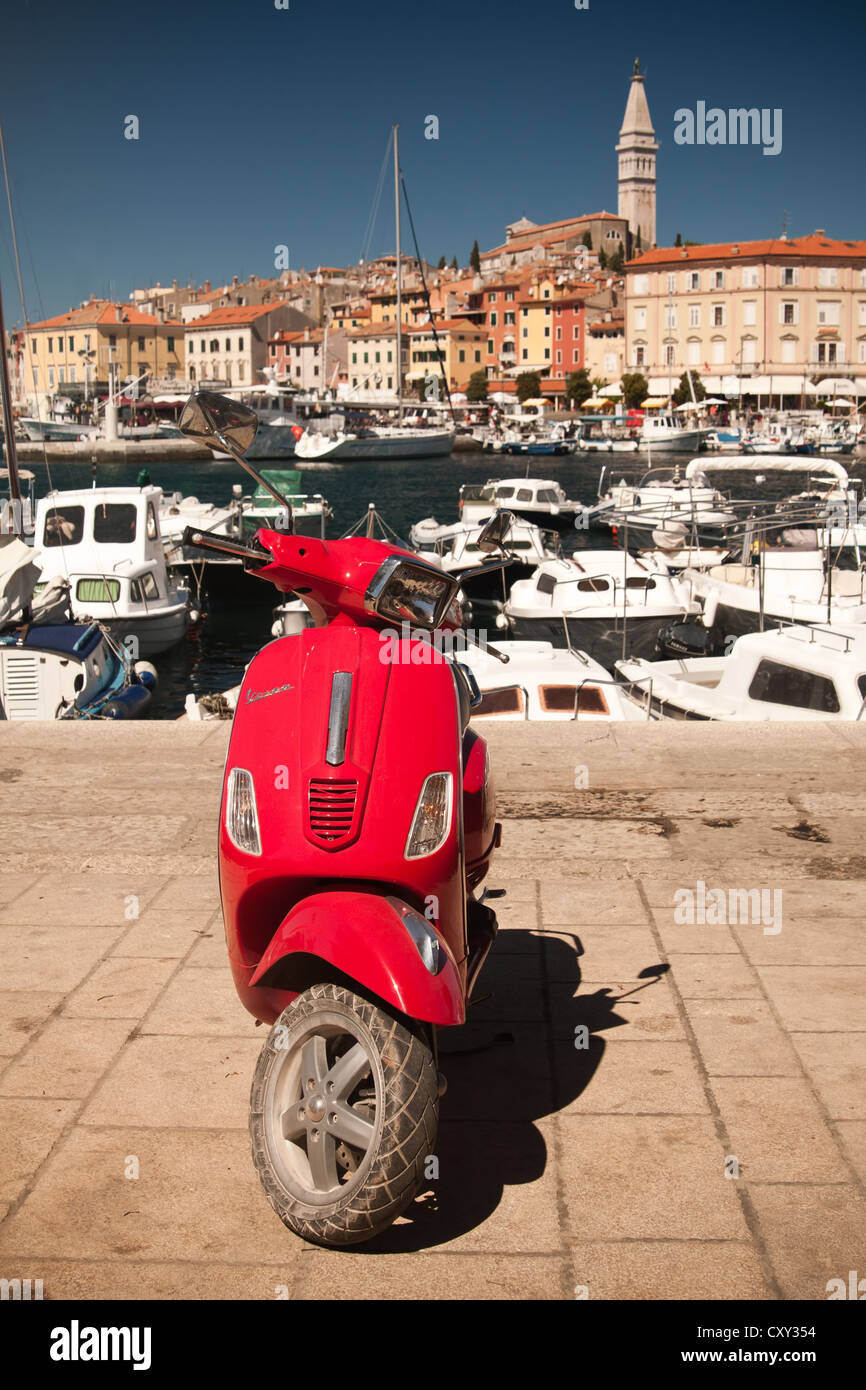 La Vespa scooter rouge en ville Rovinj - Croatie Banque D'Images