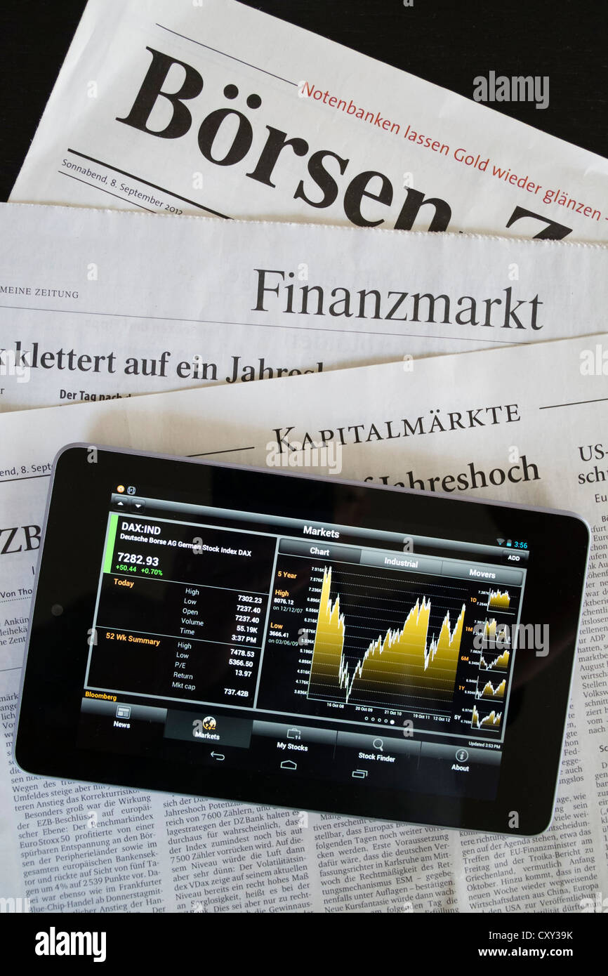 Google Nexus 7 Tablet sous Android système d'exploitation avec des données à l'écran et journaux financiers allemand Banque D'Images