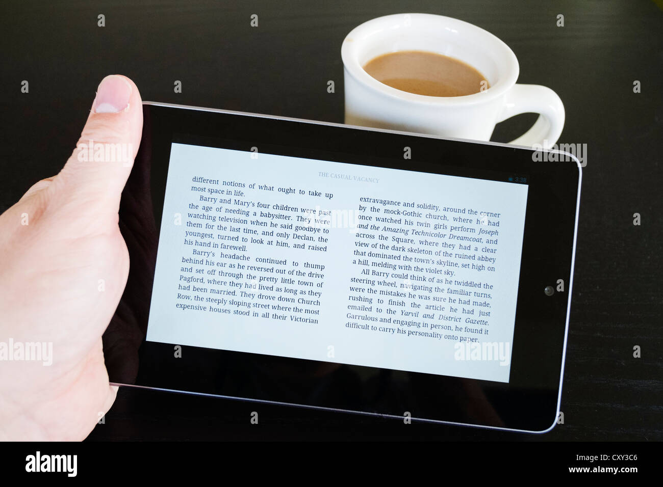 La lecture de l'homme siège devenu vacant par JK Rowling e-livre sur Google Nexus 7 tablet ordinateur fonctionnant sous système d'exploitation Android Banque D'Images