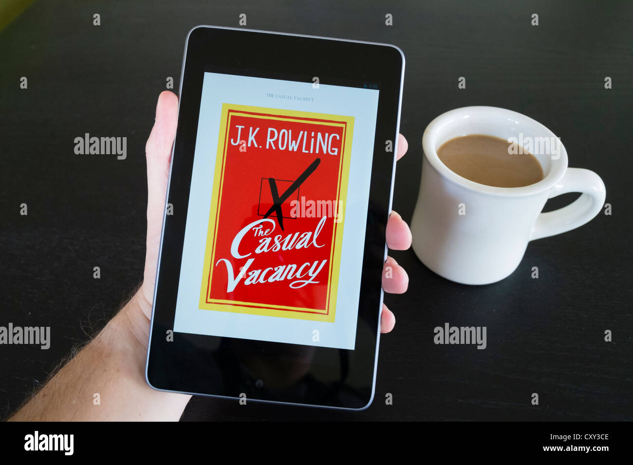 La lecture de l'homme siège devenu vacant par JK Rowling e-livre sur Google Nexus 7 tablet ordinateur fonctionnant sous système d'exploitation Android Banque D'Images