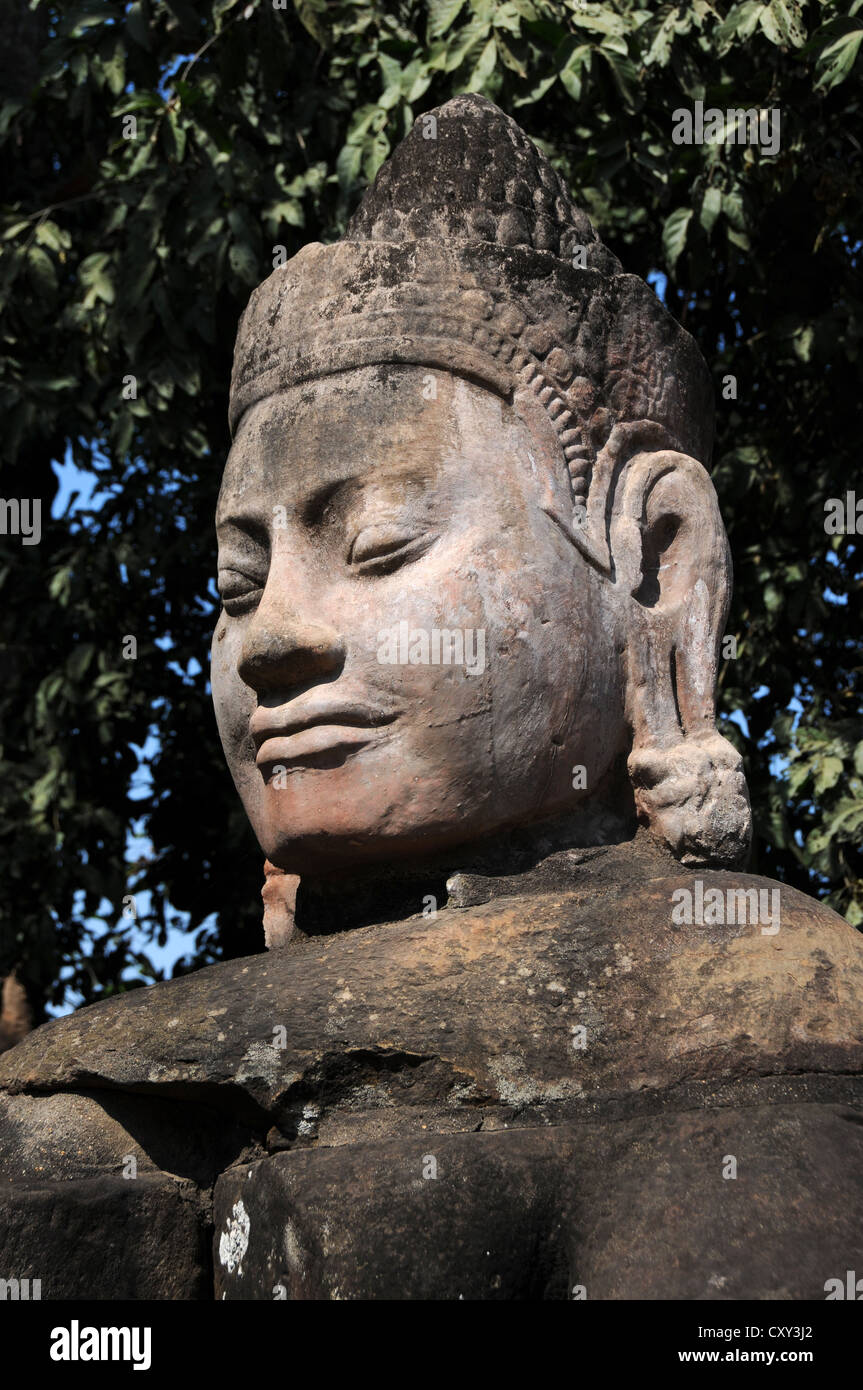 Gardien du Temple, la sculpture à l'extérieur de l'enceinte d'Angkor Thom, Angkor, Cambodge, Asie Banque D'Images