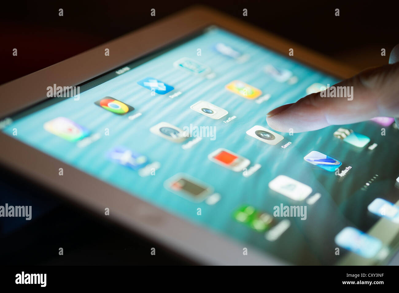 Détail de la personne à l'aide de l'écran de l'ordinateur tablette iPad Banque D'Images