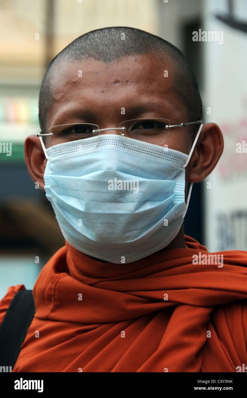 Le moine bouddhiste portant un masque de visage, Battambang, Cambodge, Asie Banque D'Images
