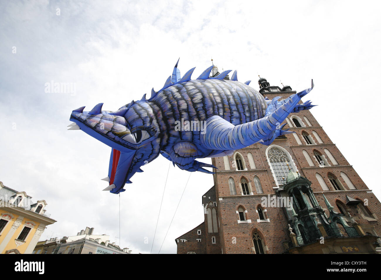 Flying Dragon figure lors d'un défilé devant une église, de la place du marché, Cracovie, Pologne, Europe Banque D'Images