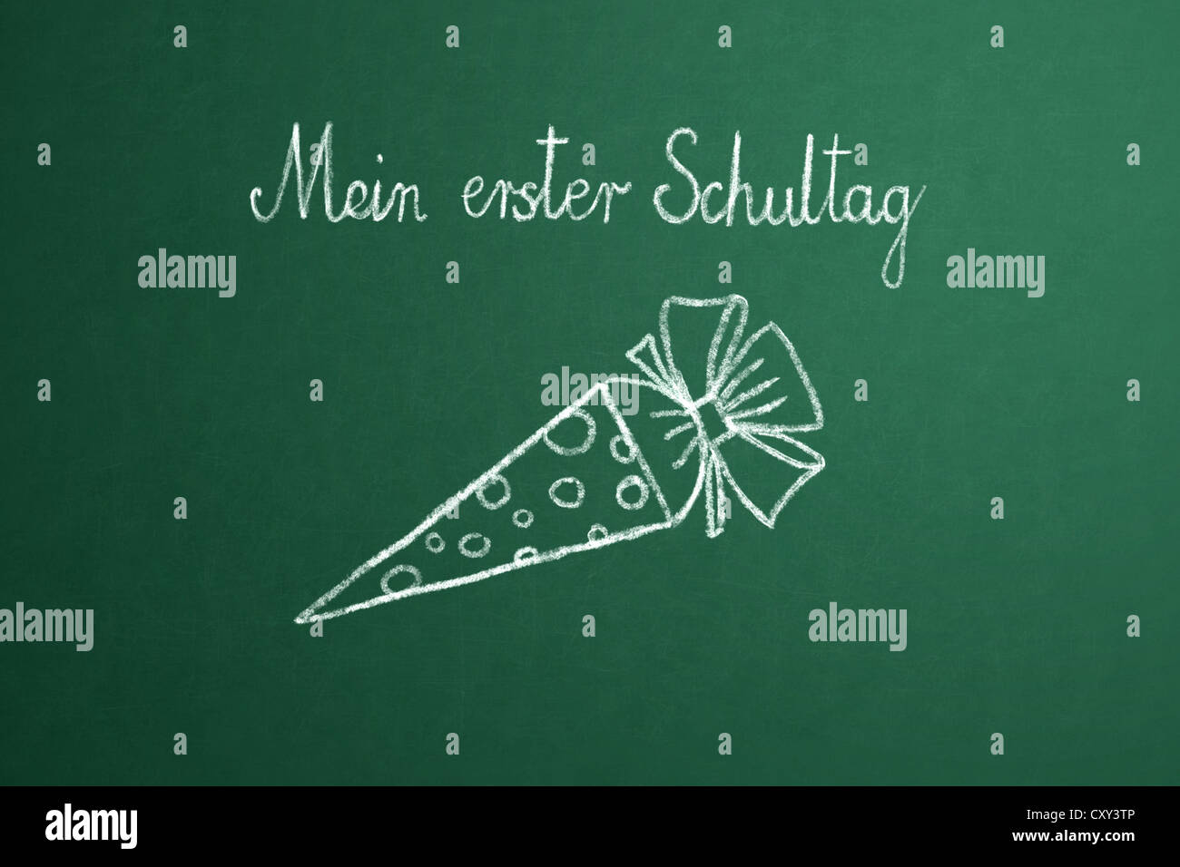 Tableau noir de l'école avec le message Mein erster Schultag, Allemand pour mon premier jour à l'école, et le dessin d'un schultuete ou Banque D'Images