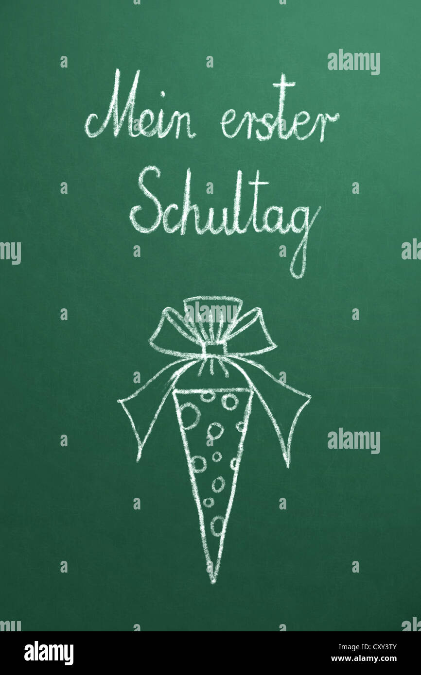 Tableau noir de l'école avec le message Mein erster Schultag, Allemand pour mon premier jour à l'école, et le dessin d'un schultuete ou Banque D'Images