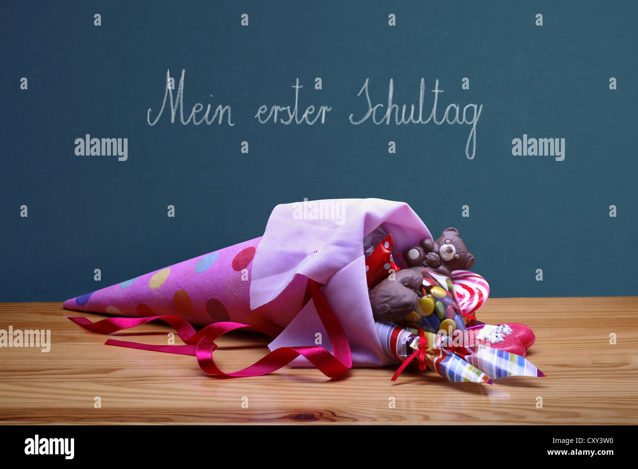 Schultuete ou cône de l'école avec des cadeaux et des bonbons devant une école tableau noir avec le message Mein erster Schultag, Allemand Banque D'Images