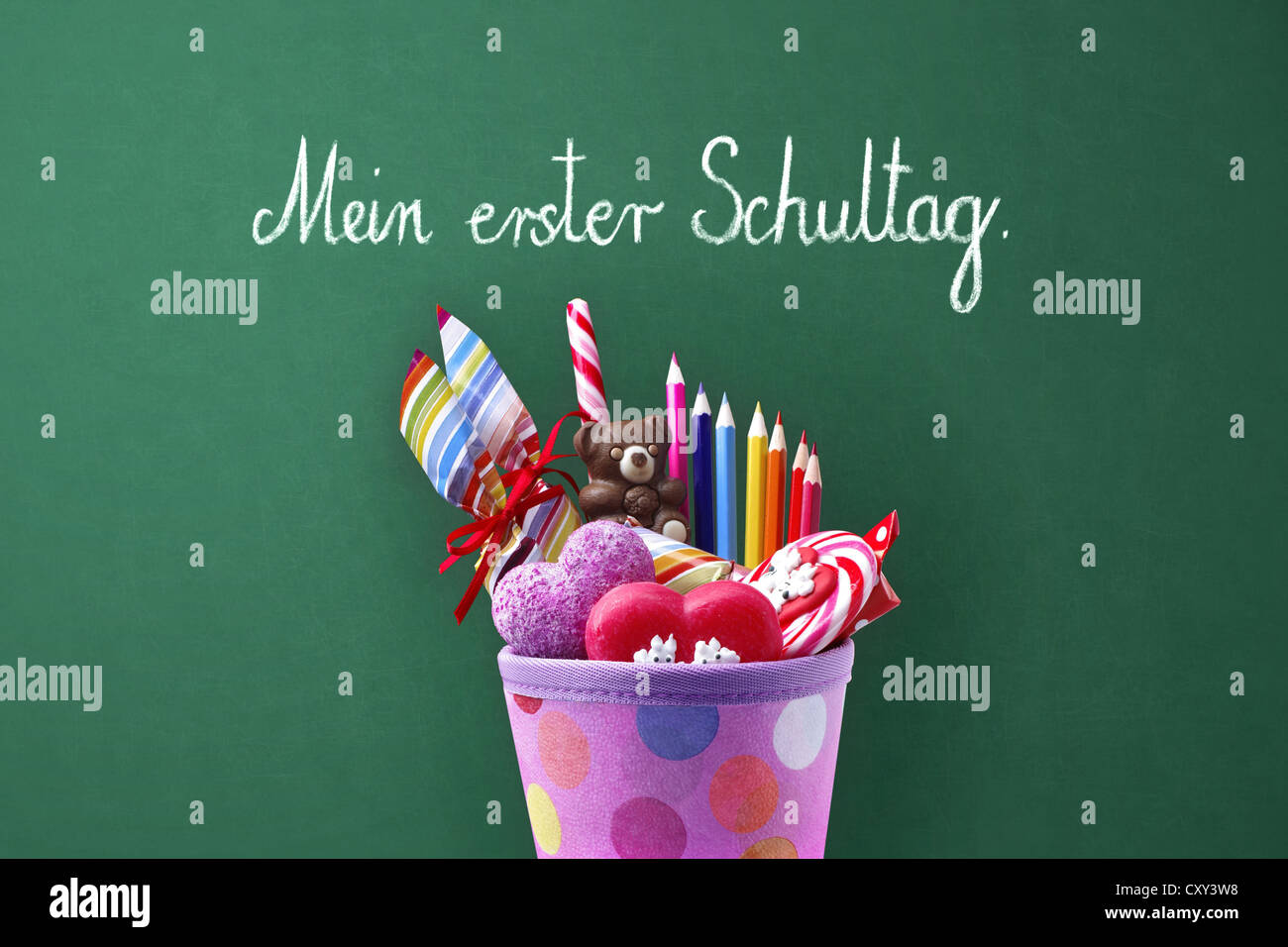 Schultuete ou cône de l'école avec des cadeaux et des bonbons devant une école tableau noir avec le message Mein erster Schultag, Allemand Banque D'Images