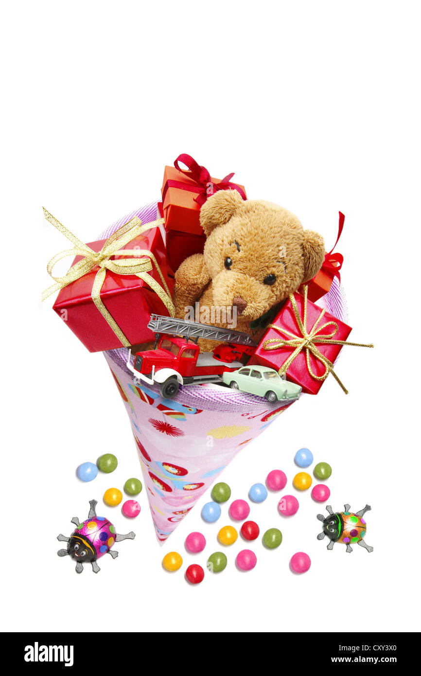 Schultuete ou cône rose école rempli de cadeaux et de bonbons Banque D'Images