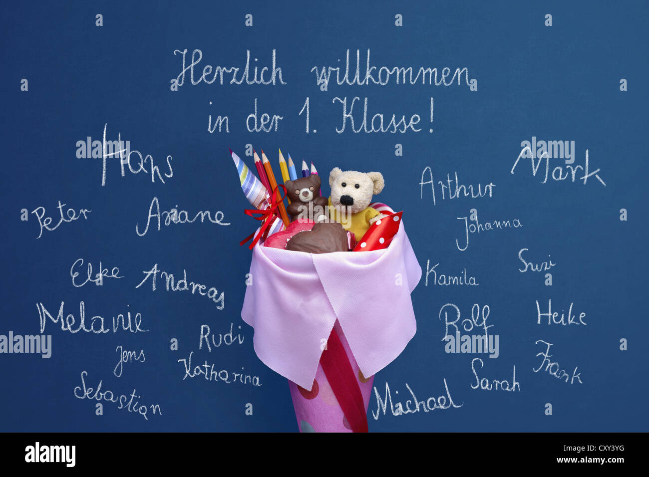Tableau noir de l'école avec le message, Herzlich willkommen in der 1. Klasse, Allemand pour Bienvenue à 1ère classe, et noms des enfants Banque D'Images