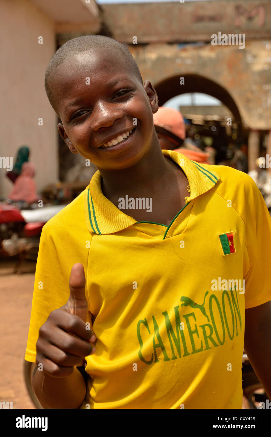 Garçon dans un Cameroun T-shirt faire un geste Thumbs up, Ngaoundéré, Cameroun, Afrique centrale, Afrique Banque D'Images