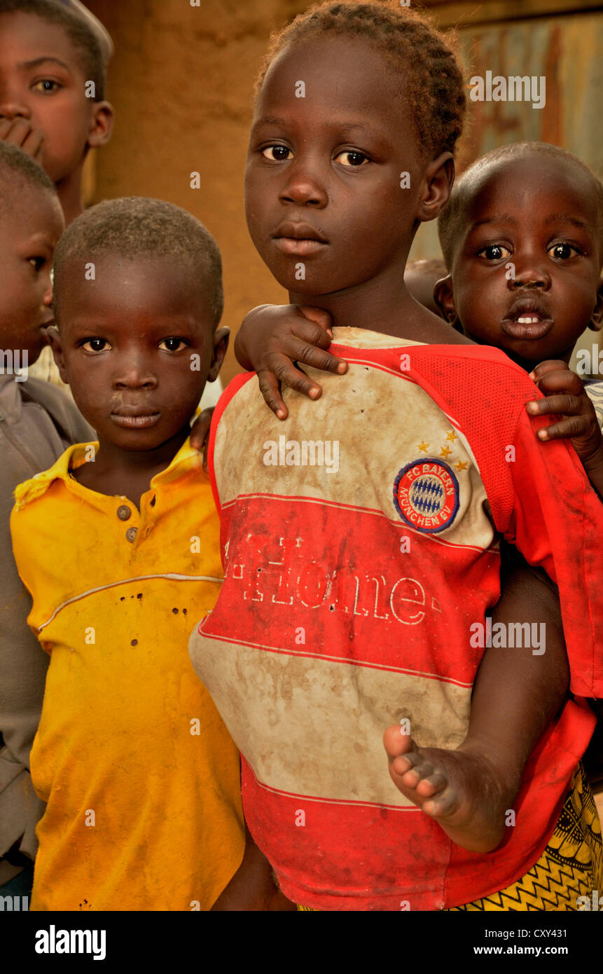 Enfant portant un maillot de football FC Bayern Munich dans le village de tourou, Cameroun, Afrique centrale, Afrique Banque D'Images