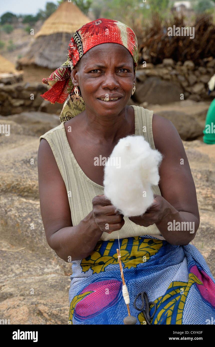 Femme avec du coton dans le village de Rhumsiki, Cameroun, Afrique centrale, Afrique Banque D'Images