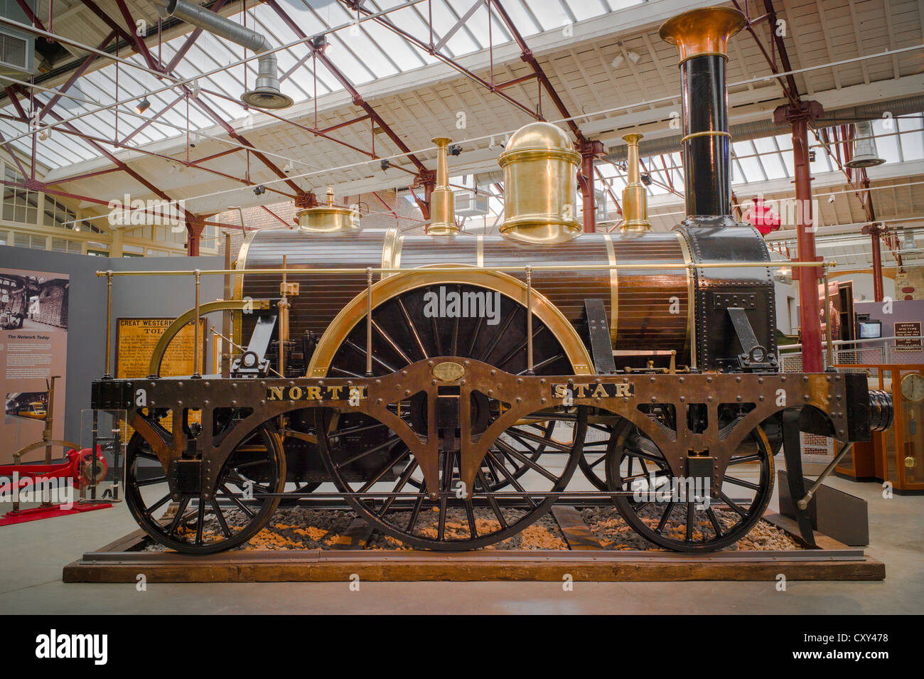 Réplique d'un début historique de la locomotive à vapeur à voie large NORTH STAR à l'écran dans Steam Museum London UK Banque D'Images