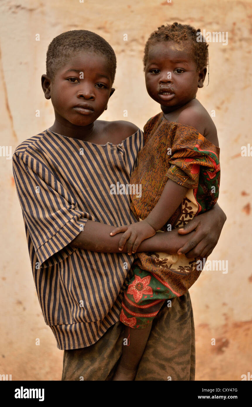 Les enfants dans le village de Koum, Cameroun, Afrique centrale, Afrique Banque D'Images