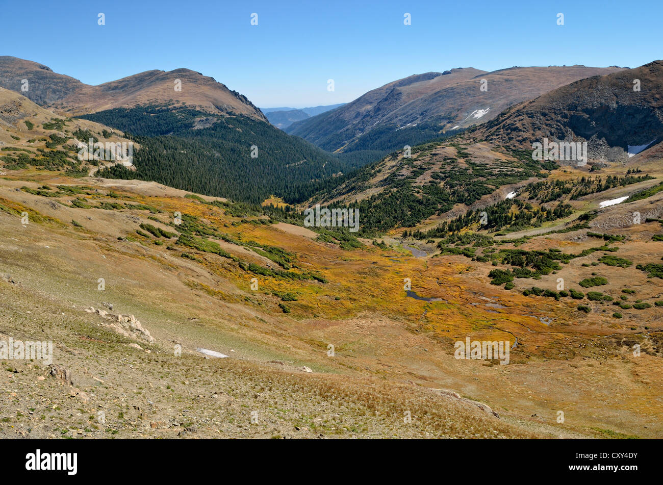 Vue depuis le Centre d'Alpine à l'ancienne vallée du fleuve de l'automne avec le Mont Capin, gauche, et Sundance, droite Banque D'Images