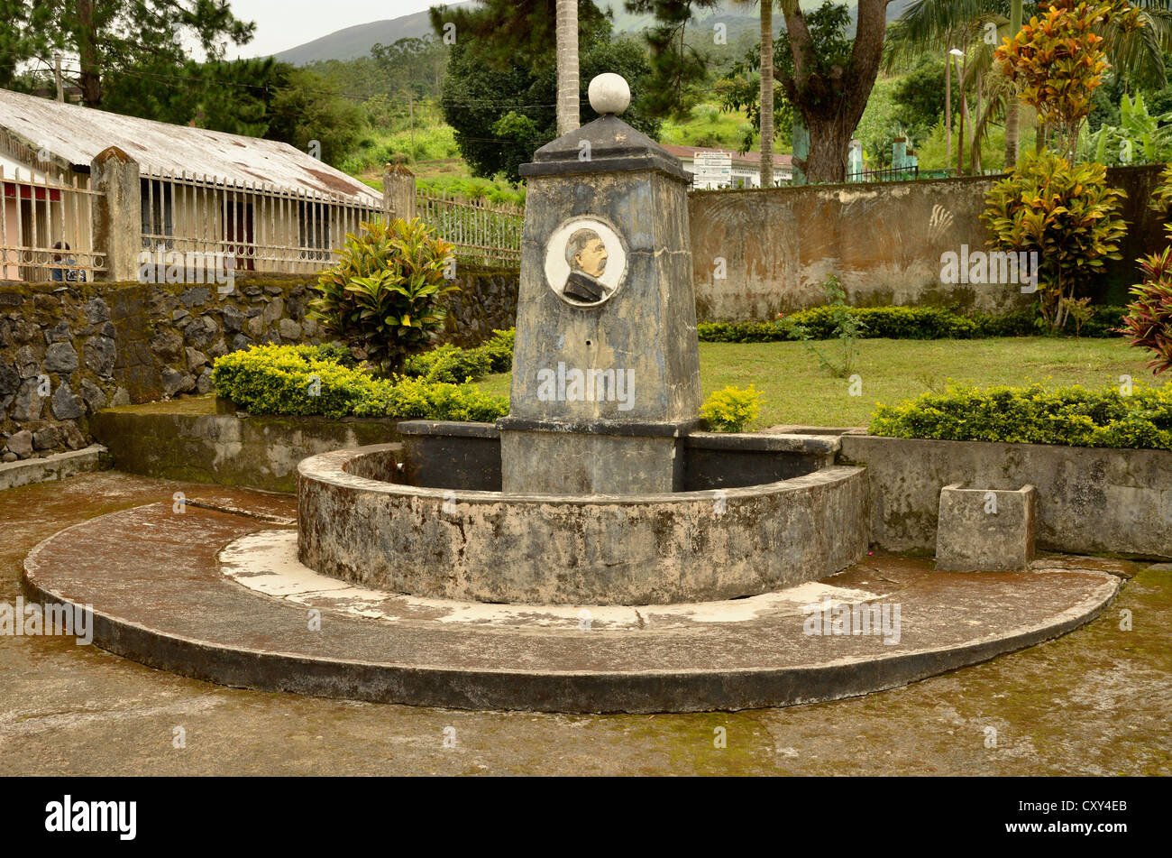 Fontaine de Bismarck dans la ville de Buéa au pied du Mont Cameroun, 4095 mètres, Cameroun, Afrique centrale, Afrique Banque D'Images