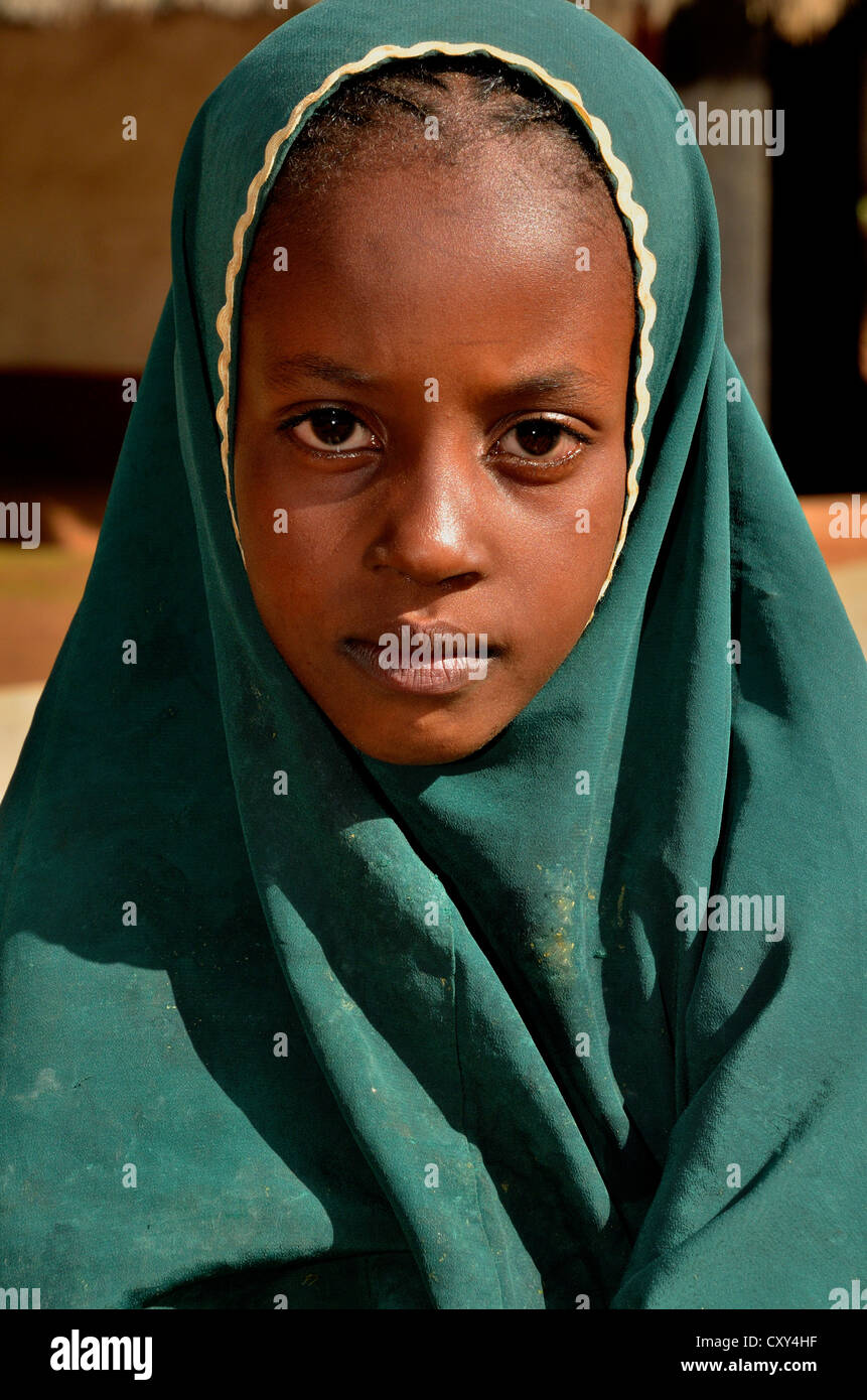 Fille voilée dans le village de Idool, près de Ngaoundéré, Cameroun, Afrique centrale, Afrique Banque D'Images