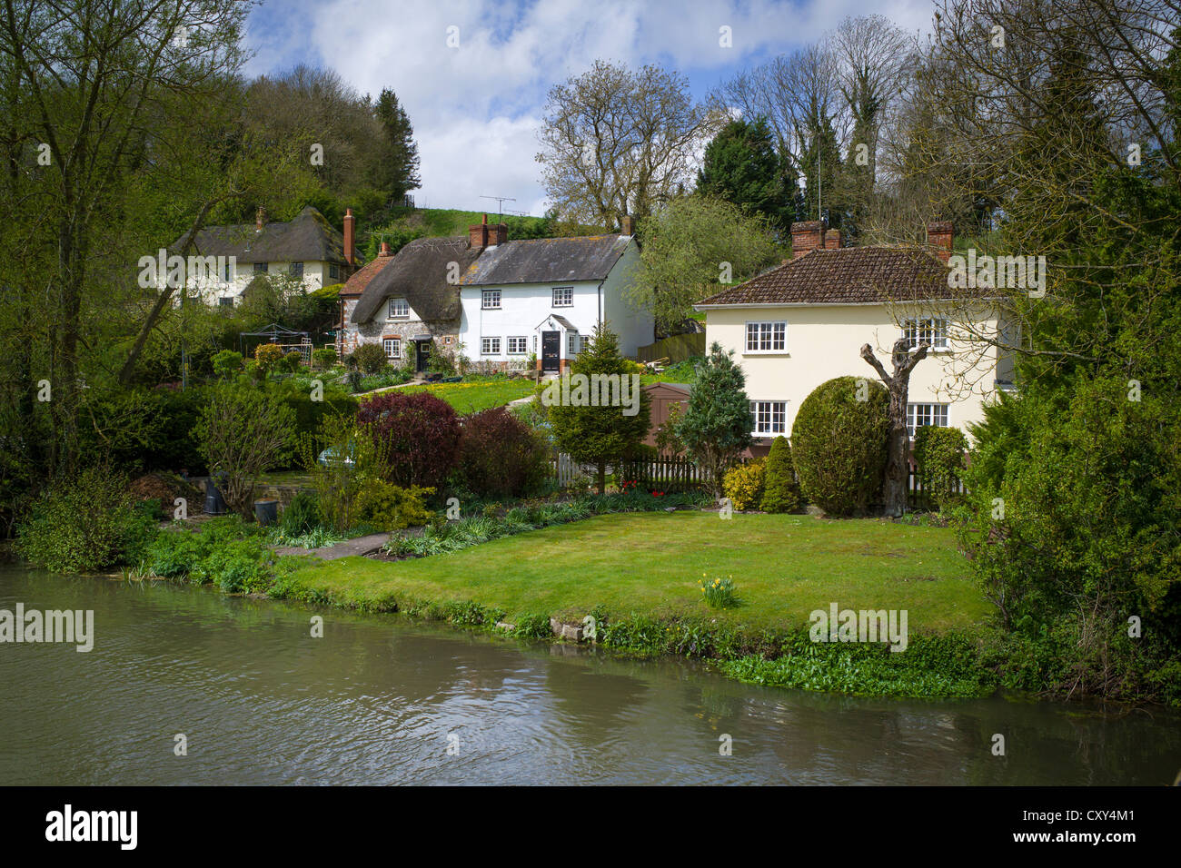 La région de Woodford cottages sur la banque du fleuve Avon dans le Wiltshire UK Banque D'Images
