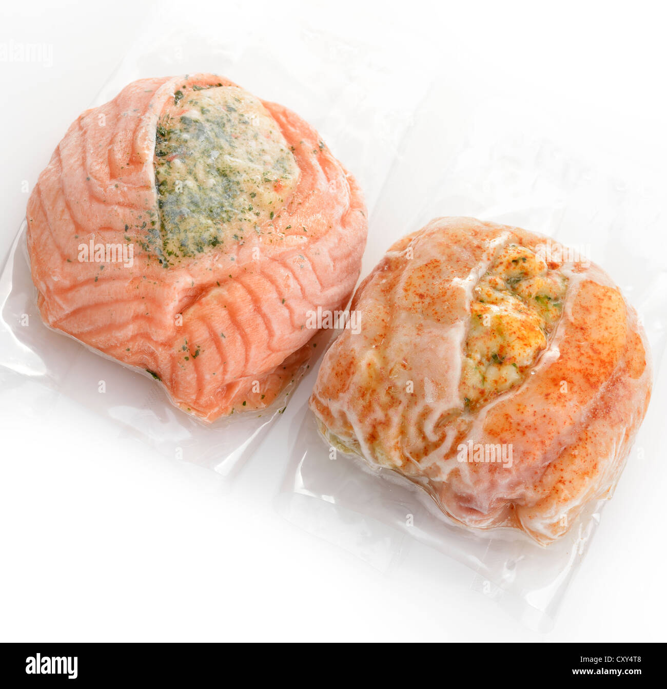 Saumon farci congelé et les filets de tilapia dans un paquet vide Banque D'Images
