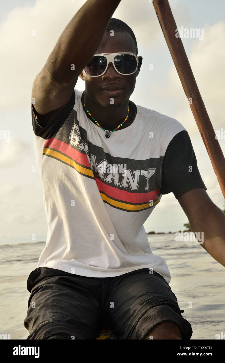 Un homme portant un local Allemagne t-shirt sur une excursion en bateau à Lobé Cascade, près de Kribi, Cameroun, Afrique centrale, Afrique Banque D'Images