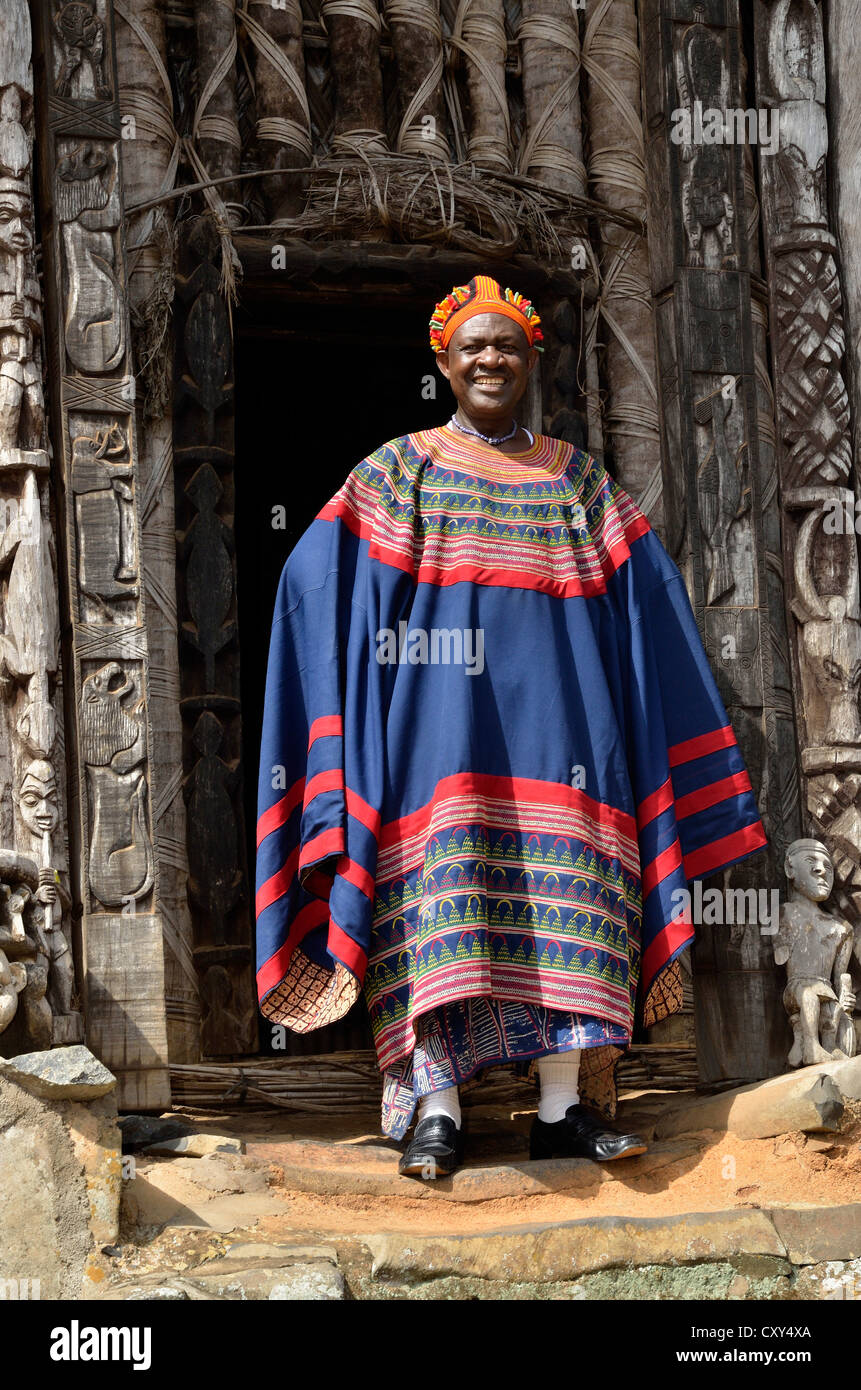 Le roi Fon Abumbi II, chef de l'un des royaumes traditionnels dans le nord ouest du Cameroun, en face de l'Achum sanctuaire à son siège Banque D'Images