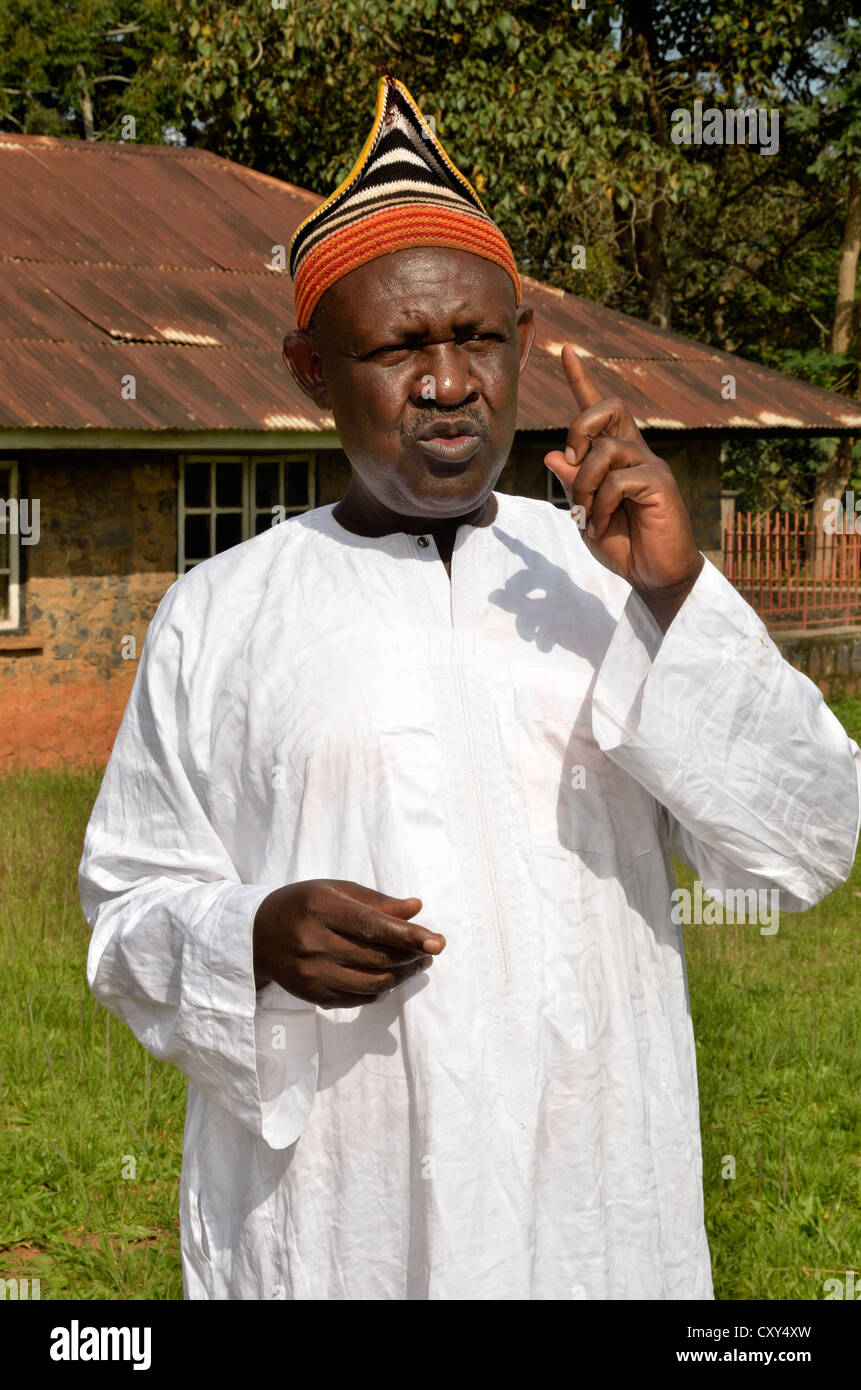 Le roi Fon Abumbi II, chef de l'un des royaumes traditionnels dans le nord ouest du Cameroun, en face de son siège du pouvoir, le palais de Bafut Banque D'Images