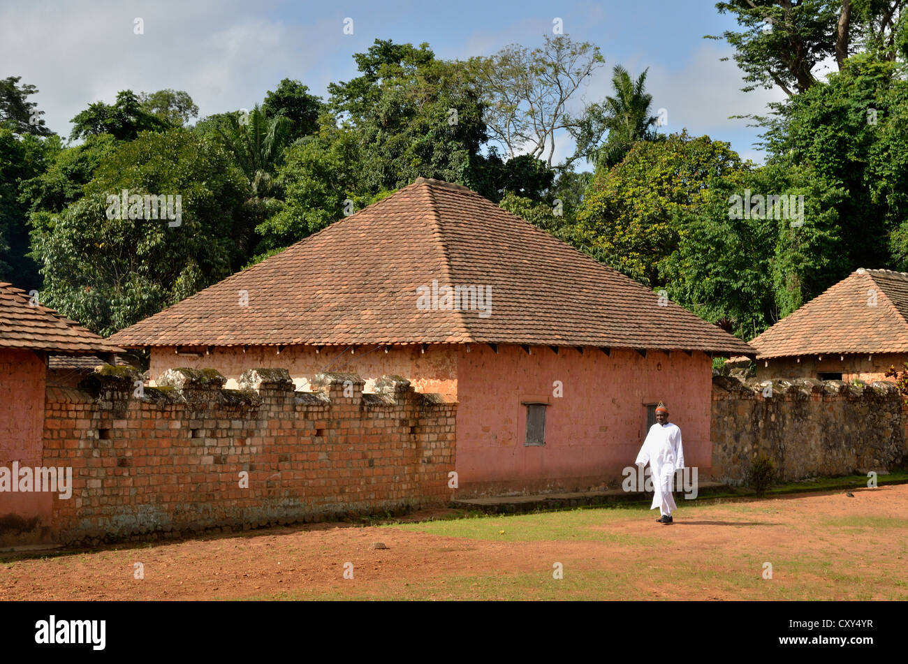 Le roi Fon Abumbi II, chef de l'un des royaumes traditionnels dans le nord ouest du Cameroun, en face de son siège du pouvoir, le palais de Bafut Banque D'Images