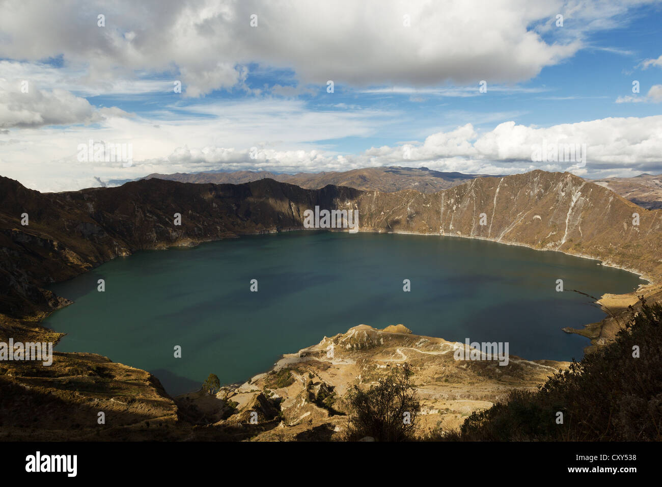 Lagune de cratère Quilotoa Panorama dans Andes équatoriennes volcan inactif Banque D'Images