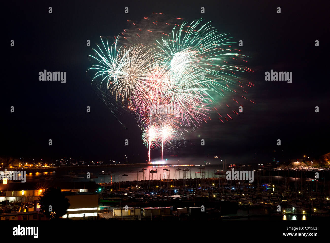 Grand feu d'artifice sur l'eau, avec des effets de couleur. Banque D'Images