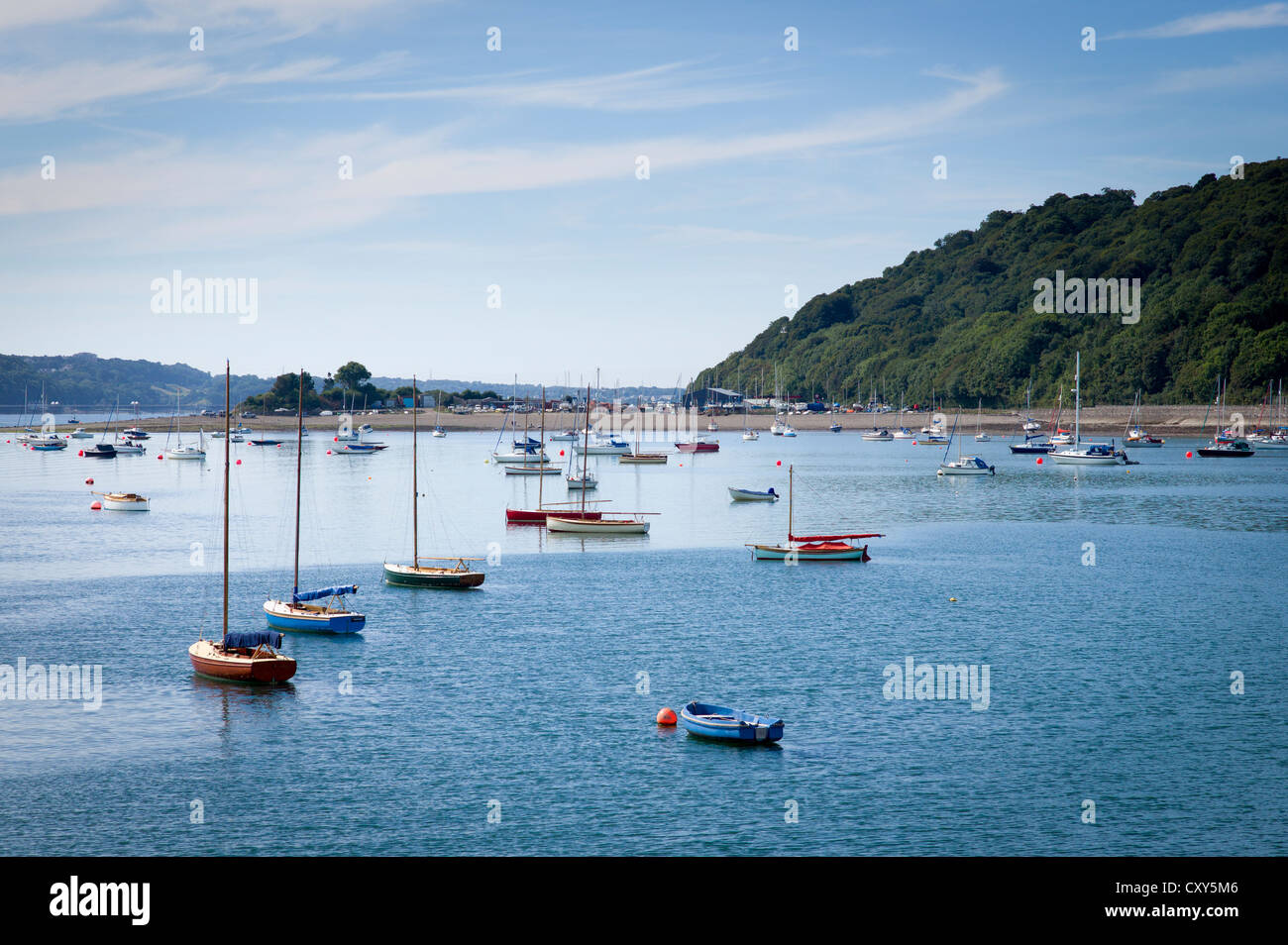 Les petits bateaux amarrés dans une baie au nord du Pays de Galles Royaume-uni Beaumaris Banque D'Images