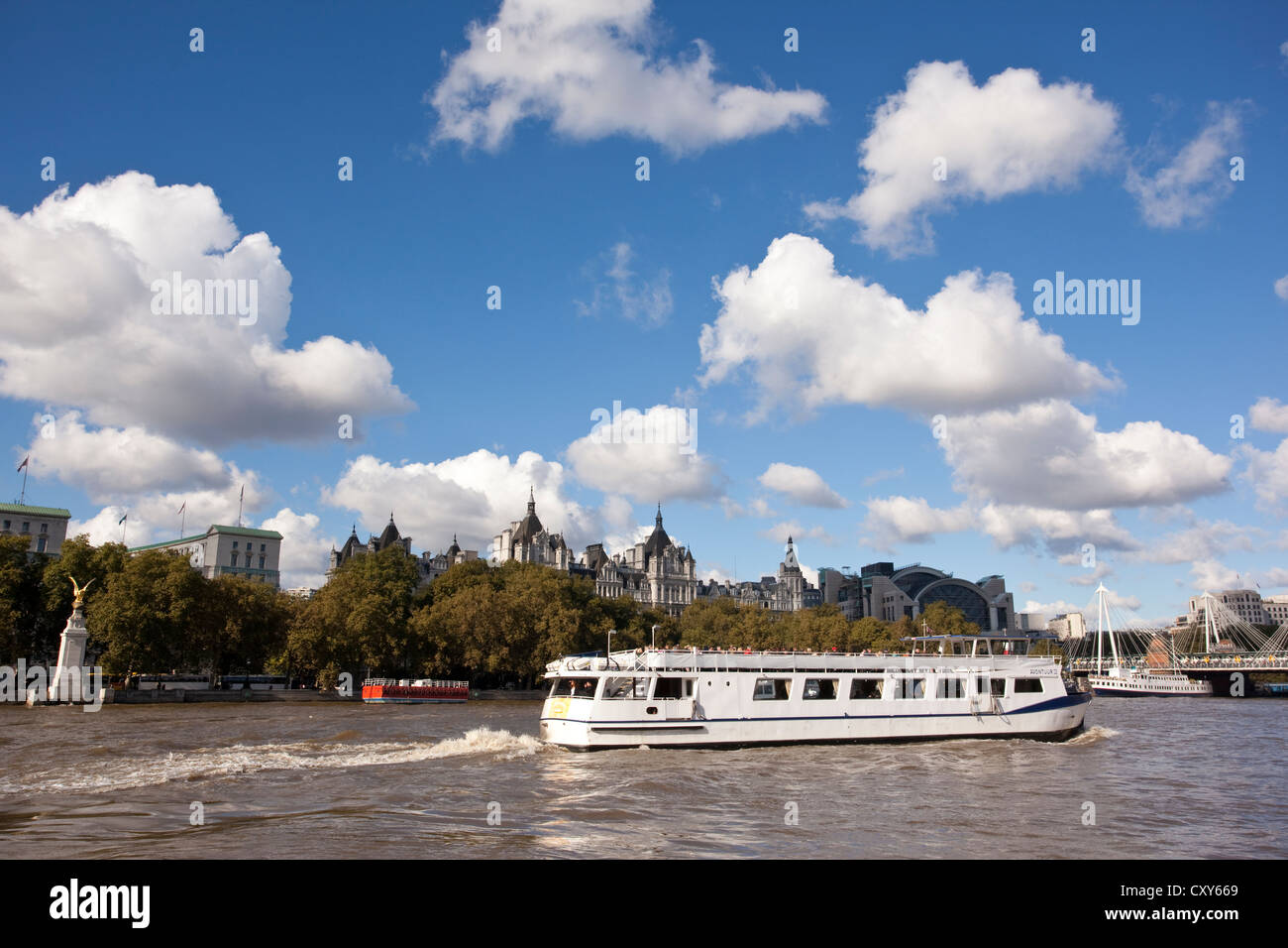 Bateau de croisière touristique sur la Tamise, Londres, Angleterre, Royaume-Uni Banque D'Images