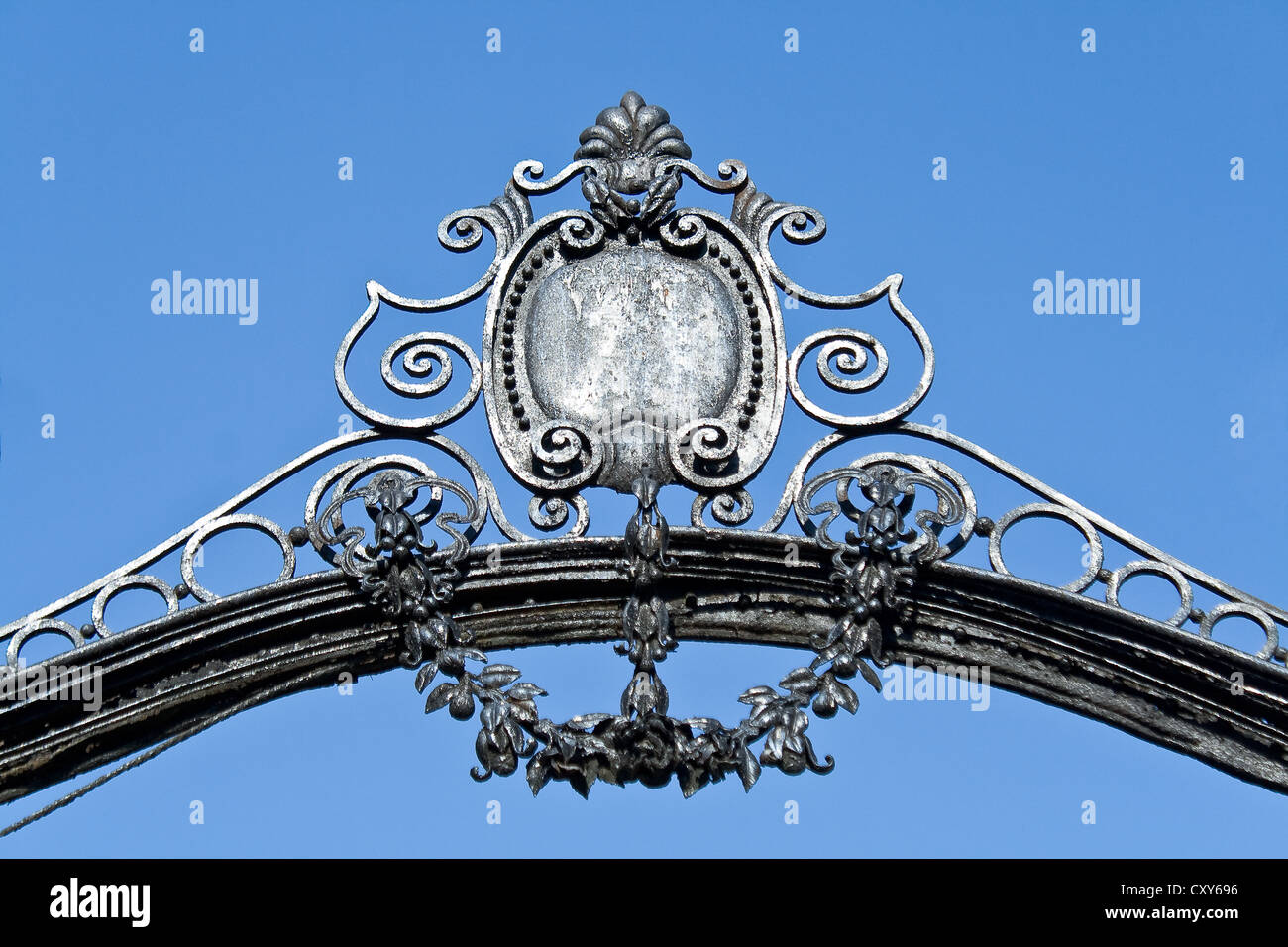 Arch sur l'ancien portail en fer forgé plus de ciel bleu Banque D'Images