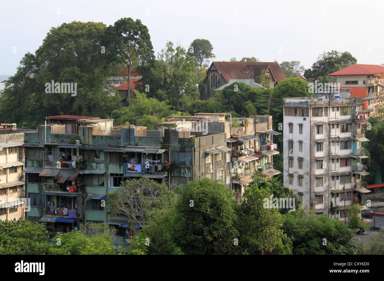 Logement de grande hauteur avec St Michael's et tous les anges au-delà de l'Église anglicane, Sandakan, Sabah, Bornéo, Malaisie, en Asie du sud-est Banque D'Images